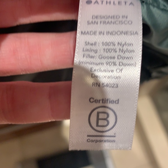 SALE!! NWOT adorable green goose down Athleta vest with removable hood - Picture 6 of 8